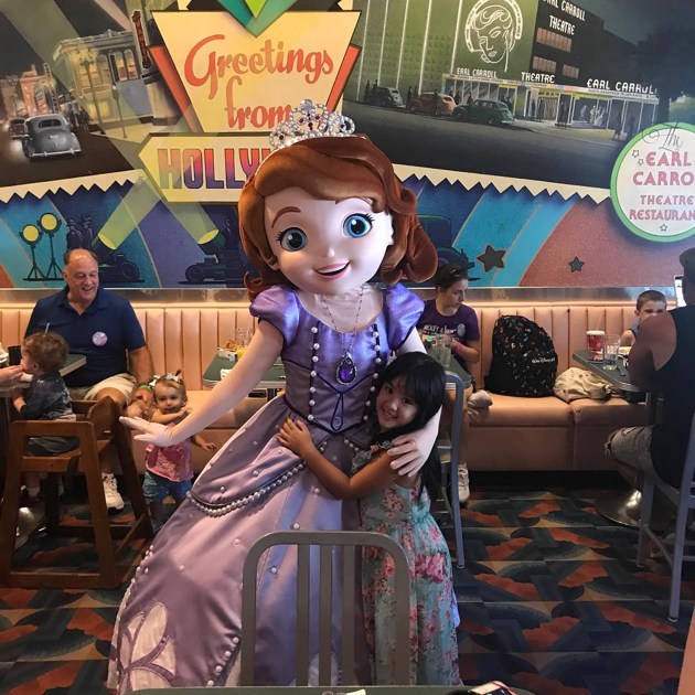 Gambar Foto Cantiknya putri sulung Nia Ramadhani, Mikhayla, saat berfoto bersama maskot Sofia The First