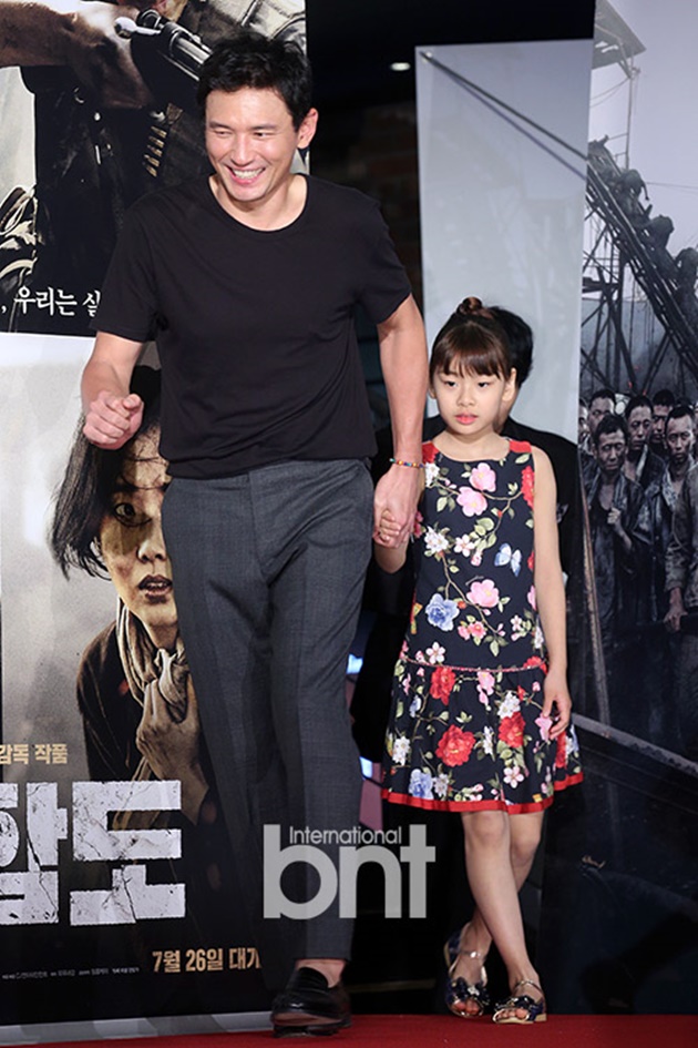 Foto Hwang Jung Min Gandeng Kim Su An di VIP Premiere Film 'Battleship Island'