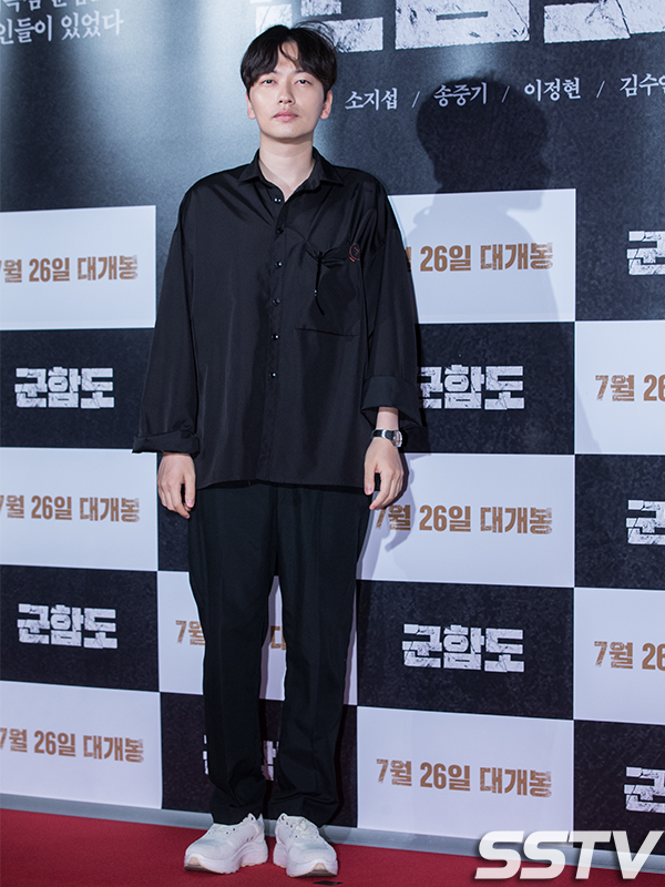 Gambar Foto Lee Dong Hwi di VIP Premiere Film 'Battleship Island'