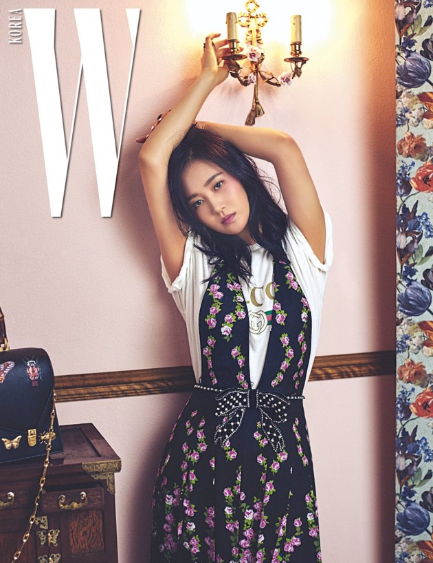 Foto Pose Cantik Yuri Girls' Generation di Majalah W Korea Edisi Agustus 2017