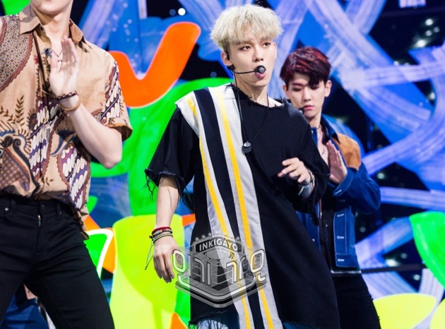 Foto Chen EXO Saat Tampil di Acara �Inkigayo� SBS - Foto 2 dari 20