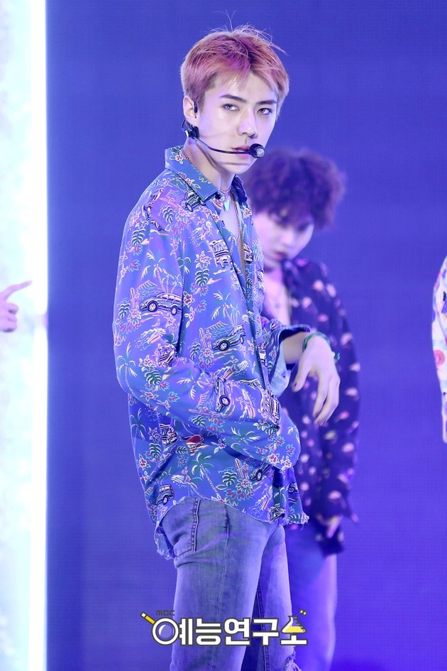 Foto Sehun EXO Saat Tampil di Acara �Music Core� MBC - Foto 2 dari 20