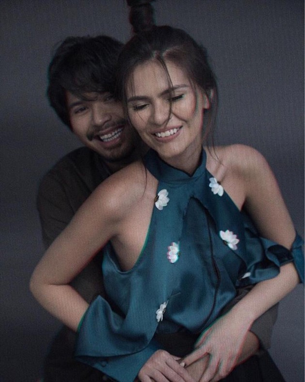 Gambar Foto Walaupun belum membocorkan tanggal pernikahan mereka, Petra dan Firrina sukses membuat gemas lewat foto preweddingnya.