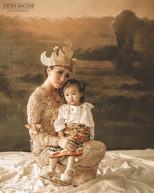 Foto Mengangkat semboyan Bhineka Tunggal Ika, Diera mengajak Sarwendah