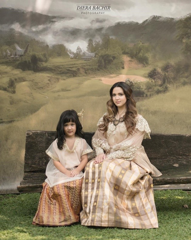 Gambar Foto Mengajak sang putri, Nia Ramadhani bergaya manis berbusana adat Sulawesi.