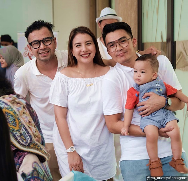 Gambar Foto Tya Ariestya mengajak keluarga kecilnya untuk berpose dengan si empunya hajat hari itu, Raffi Ahmad.