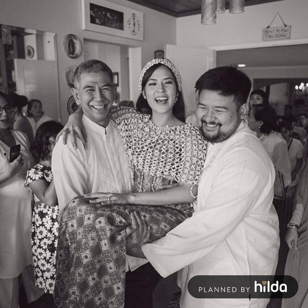 Gambar Foto Masuk ke prosesi selanjutnya, Raisa dibopong oleh ayah dan juga kakaknya menuju tempat Siraman.