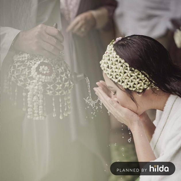 Gambar Foto Ini adalah momen dimana Raisa berwudhu menggunakan air yang dituangkan oleh sang ayah dari wadah khusus.