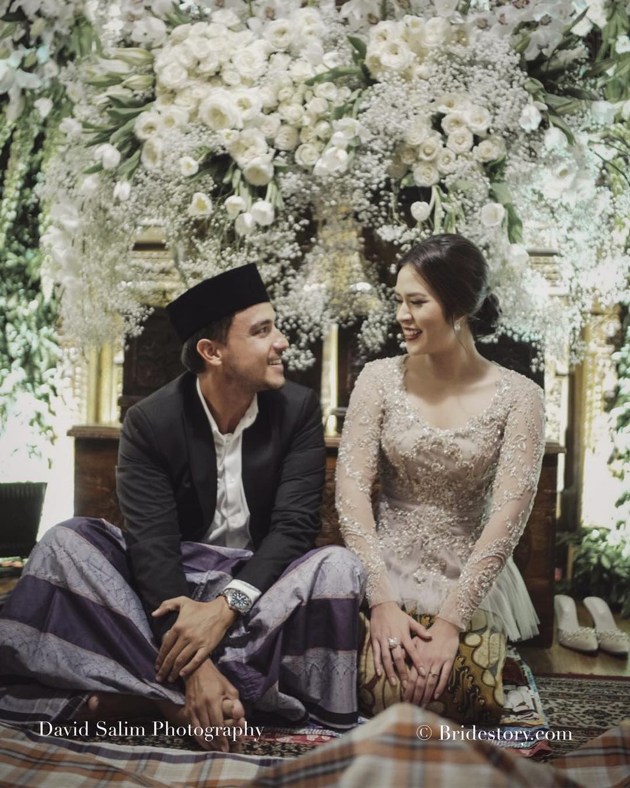 Gambar Foto Raisa dan Hamish Daud saling tatap mesra di sela-sela prosesi adat kemarin.