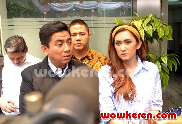 Gambar Foto Nafa Urbach Didampingi Kuasa Hukumnya di Polda Metro Jaya