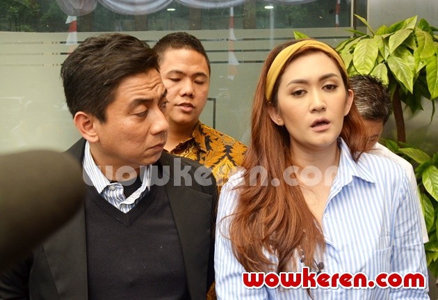 Gambar Foto Nafa Urbach Didampingi Kuasa Hukumnya di Polda Metro Jaya