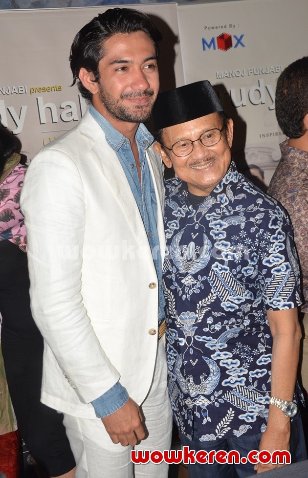 Gambar Foto Reza Rahadian dan B. J. Habibie di Konferensi Pers Asia Pacific Film Festival 2017