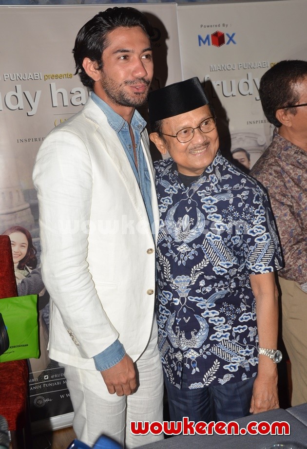 Gambar Foto Reza Rahadian dan B. J. Habibie di Konferensi Pers Asia Pacific Film Festival 2017