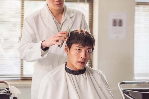 Gambar Foto Demi totalitas, Kang Ha Neul bahkan rela memotong rambut di film 'Midnight Runners'.