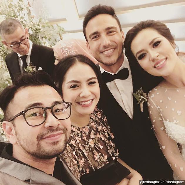 Gambar Foto Raffi Ahmad dan Nagita Slavina ikut menghadiri acara pernikahan Raisa dan Hamish Daud.