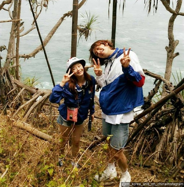 Foto Bak liburan, Lee Kwang Soo dan Jeon So Min malah asyik berfoto di sekitar pantai Timang.