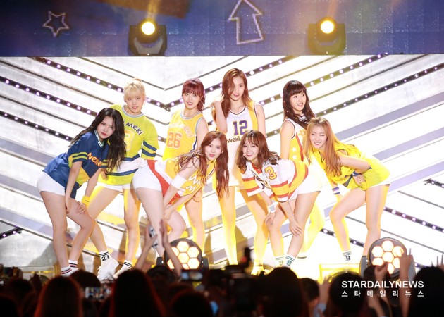 Gambar Foto Baru debut, Weki Meki mendapat kesempatan tampil di Incheon K-Pop Concert 2017.
