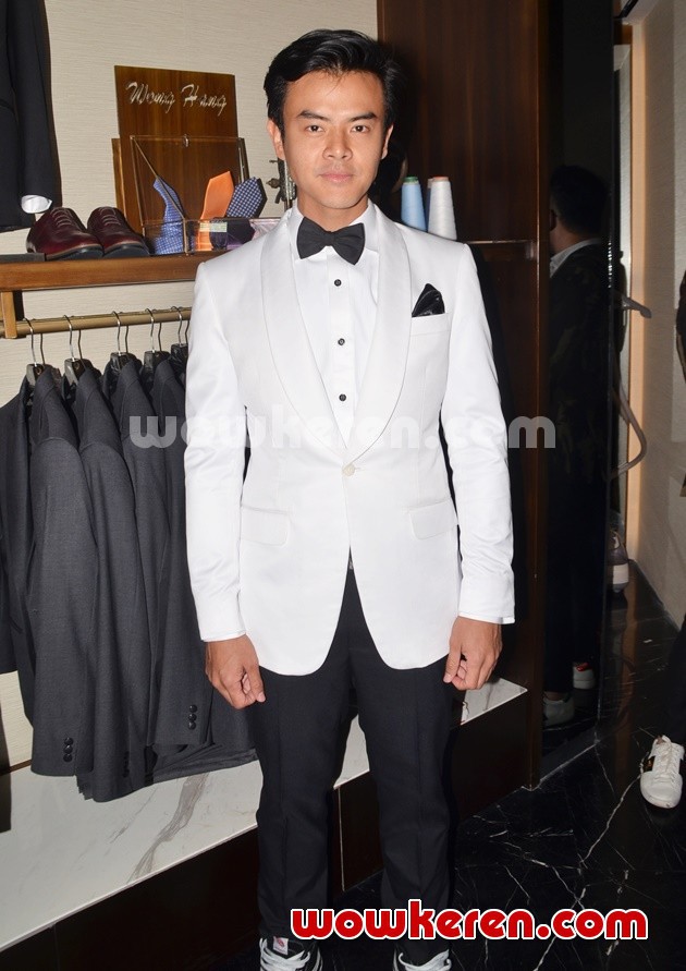 Gambar Foto Dion Wiyoko Fitting Jas Pengantin