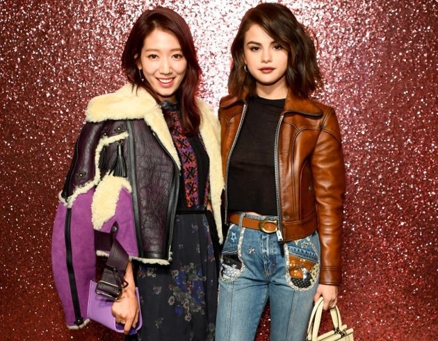Gambar Foto Park Shin Hye Bahkan Berkesempatan Foto Bersama Selena Gomez di Acara Tersebut