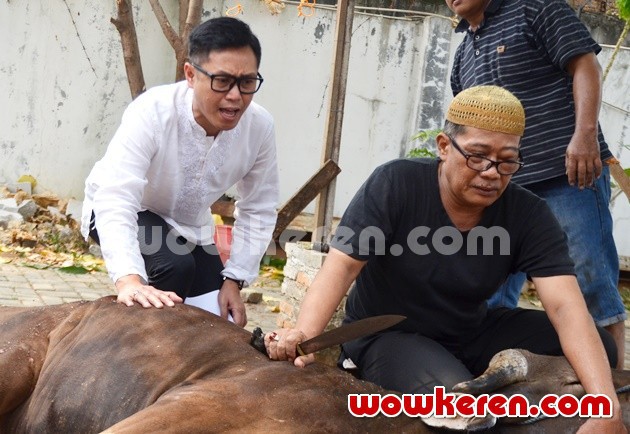 Gambar Foto Eko Patrio Menyembelih Hewan Kurban