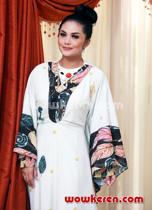Gambar Foto Krisdayanti Sembelih Hewan Kurban
