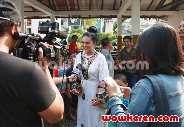 Gambar Foto Krisdayanti Sembelih Hewan Kurban
