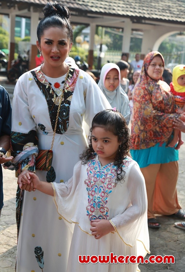 Gambar Foto Krisdayanti Sembelih Hewan Kurban
