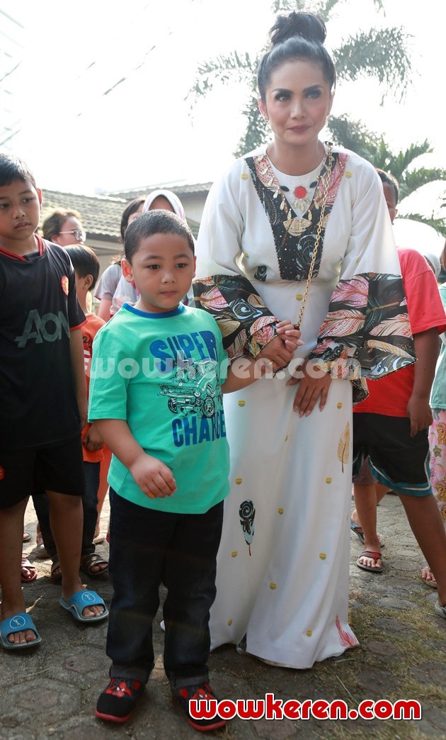 Gambar Foto Krisdayanti Sembelih Hewan Kurban