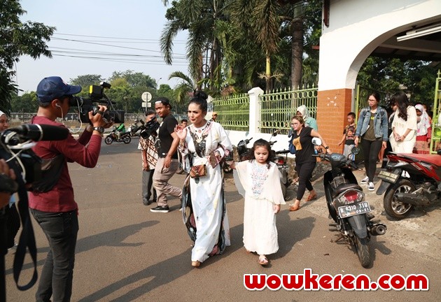 Gambar Foto Krisdayanti Sembelih Hewan Kurban