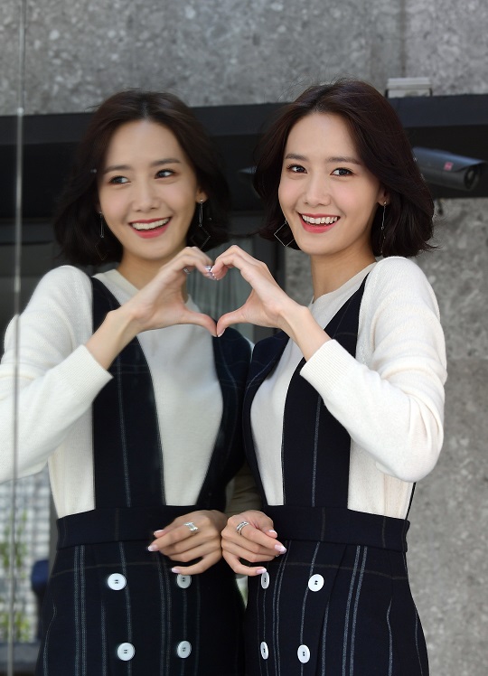 Gambar Foto Bentuk Hati di Kaca, Yoona Tampak Lebihi Segar dengan Tampilan Baru Berambut Pendek