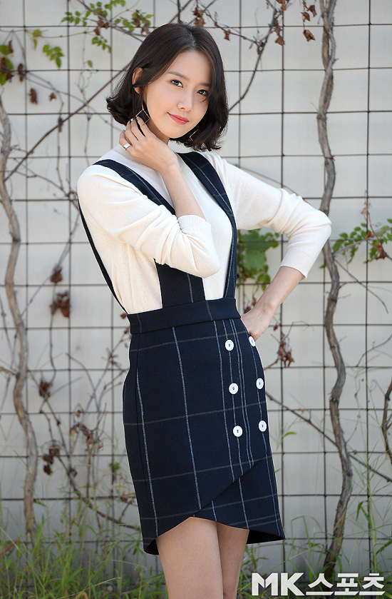 Gambar Foto Cantiknya Yoona Kenakan Busana Overall Hitam