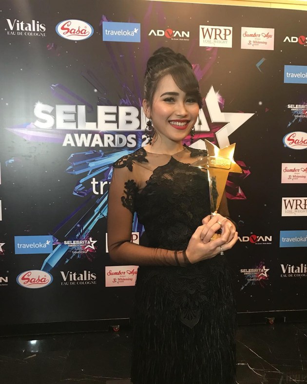 Gambar Foto Ayu Ting Ting patut bahagia. Ia berhasil menggondol piala kategori Seleb Tereksis.