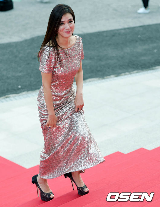 Gambar Foto Berikutnya ada pula Lee Il Hwa yang tampil cantik dalam balutan dress silver.