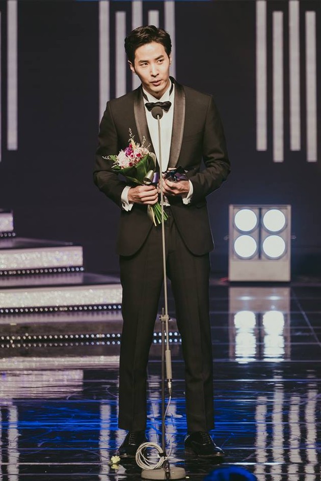 Gambar Foto Berikutnya ada Kim Ji Suk yang berhasil meraih piala Top Excellence Actors.