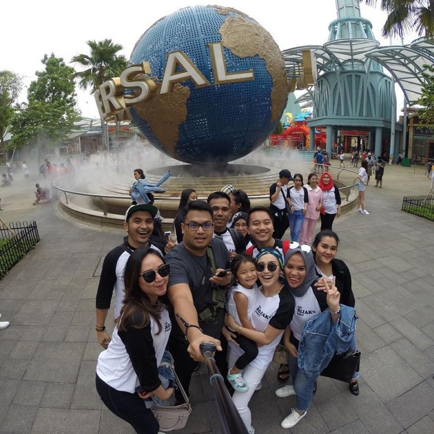 Gambar Foto Lagi-lagi, Ayu nampak bahagia menikmati liburan bersama orang-orang tercinta di Singapura.