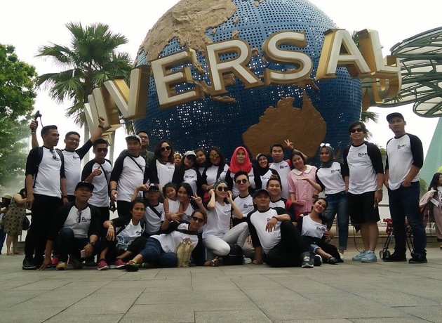 Gambar Foto Kompak memakai seragam, mantan kekasih Shaheer Sheikh ini kembali berpose bersama di Universal Studio.