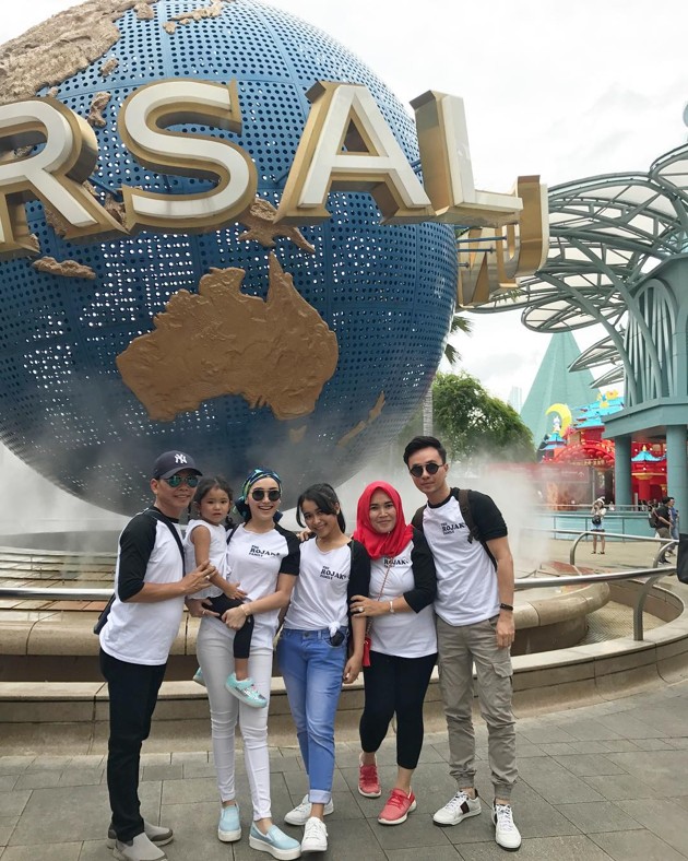 Gambar Foto Tak cuma Reyza Carlos, Ayu juga mengajak MUA lainnya, Candra Zhang, untuk berlibur ke Singapura. Baik banget.