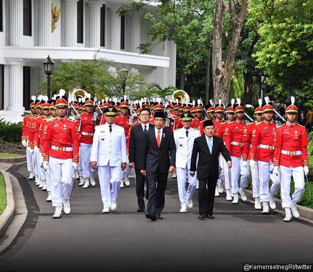 Gambar Foto Presiden Joko Widodo dan Wapres Jusuf Kalla bersiap melantik pasangan Anies-Sandiaga.
