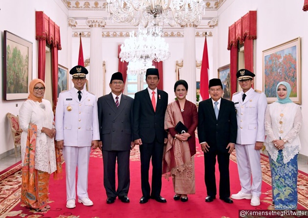Gambar Foto Bersama Presiden Jokowi beserta istri, Anies-Sandiaga turut berfoto bersama.