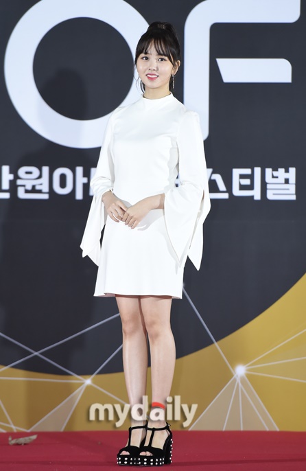 Gambar Foto Sehati dengan Nam Goong Min, Kim So Hyun anggun bergaun putih di red carpet Busan One Festival 2017.