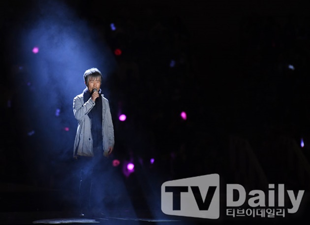 Gambar Foto Penyanyi senior Choi Baek Ho tampil sekaligus merayakan 40 tahun debutnya di Busan One Festival 2017.