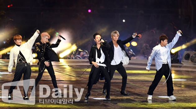 Gambar Foto Tak kalah memukau dari para junior, Sechs Kies juga tampil sekaligus rayakan 20th debut di Busan One Festival 2017.