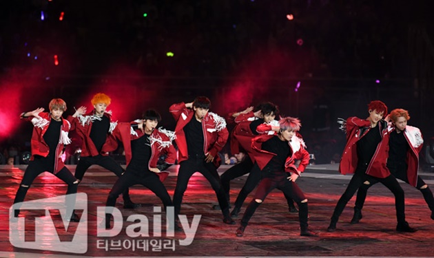 Gambar Foto SF9 berubah sangar dan tampil serba merah saat bernyanyi di Busan One Festival 2017.