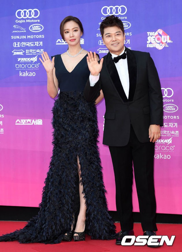 Gambar Foto Kim Ah Joong dan Jun Hyun Moo di Red Carpet Seoul Awards 2017