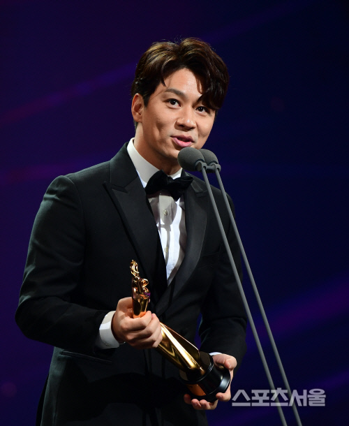 Gambar Foto Jung Sang Hoon membawa pulang piala Best Supporting Actor kategori drama lewat perannya di 'Woman of Dignity'.