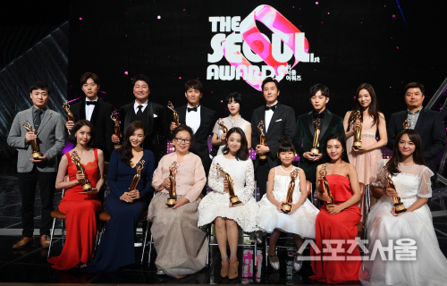 Gambar Foto Para pemenang Seoul Awards 2017 melakukan sesi foto bersama di bagian akhir acara.