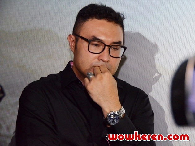 Gambar Foto Surya Saputra Hadiri Premier Film 'One Fine Day'