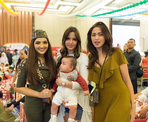 Gambar Foto Tak ketinggalan, Jedar dan Nia Ramadhani turut serta.