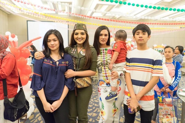 Gambar Foto Dikenal sebagai artis dengan haters terbanyak, Mulan Jameela pede datang ditemani ketiga anaknya.