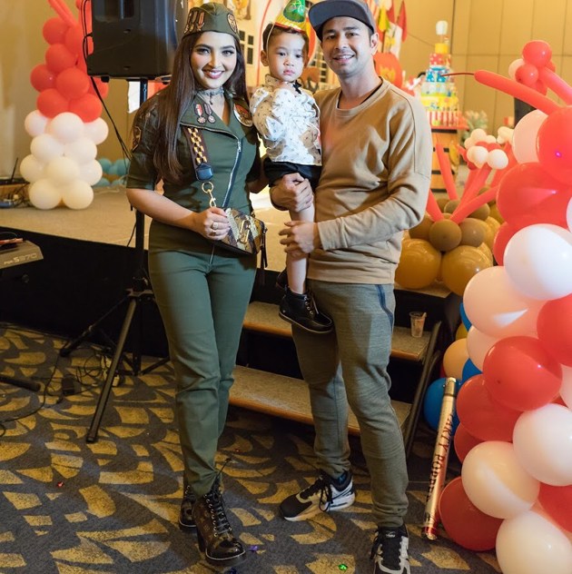 Gambar Foto Tanpa Nagita, Raffi Ahmad menemani sang buah hati di acara ultah Arsya.